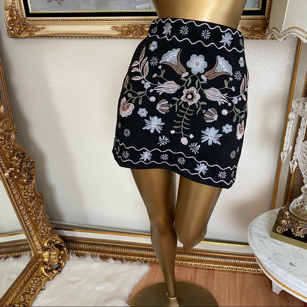Mi Ami Francesca’s Floral Embroidered Skirt - Picture 2 of 9